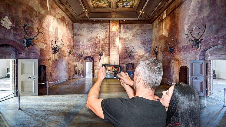 „Mit dem EntdeckerPad erkunden Besucher den Venussaal in Schloss Augustusburg virtuell.“ (Foto: ASL Schlossbetriebe gGmbH)