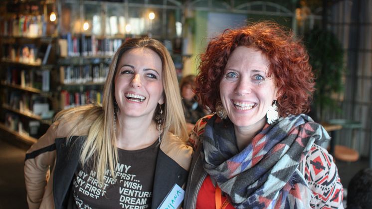 Dijana Ribac (t.v.) setter stor pris på språkkafékoordinator Shelli Marie Lake og hennes kolleger. - Shelli er en gledesspreder og energikilde for alle deltakerne på Deichman Stovners språkkafé, sier Dijana. Foto: Frank Michaelsen/Deichman