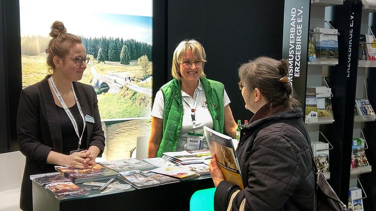 Janine Preißler (Tourist-Information Freiberg) und Birgit Knöbel (TVE) im Gespräch auf der Urlaubsmesse CMT Stuttgart (Foto: TVE)