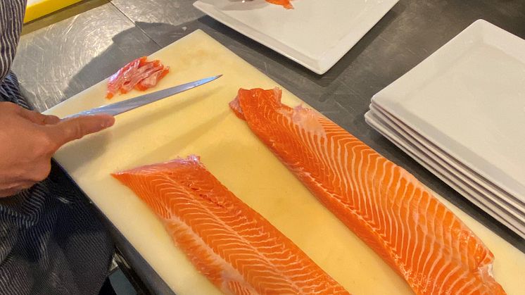 Trond Skogvoll lager laksesashimi til OL-utøverne