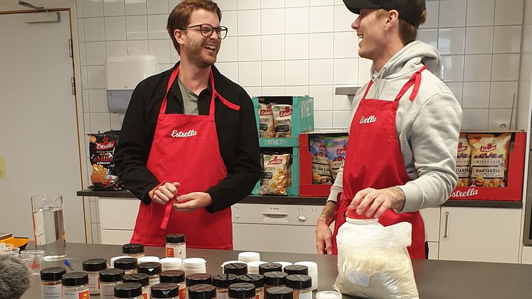 JLC kryddade egna chips under besökte på Estrella 19 september 2019