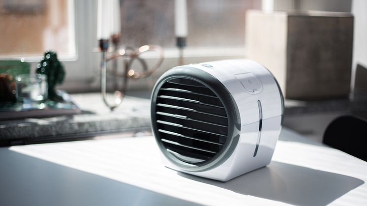 Liten och effektiv bordsfläkt med luftkylning som svalkar och fläktar skönt.