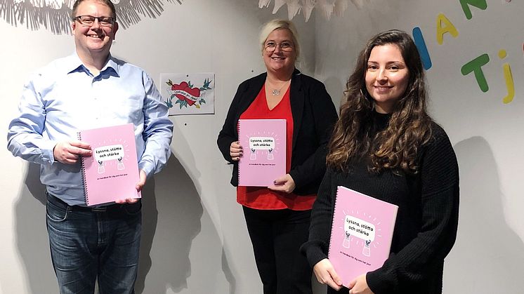Annett Haaf, socialnämndens ordförande och Jens Davidson, socialnämndens 1:e vice ordförande besökte Haninge ungdomsjours lokal i Haninge centrum för att överlämna det roliga beskedet. Ungdomsjourens kassör Hanna var på plats för att motta beskedet.