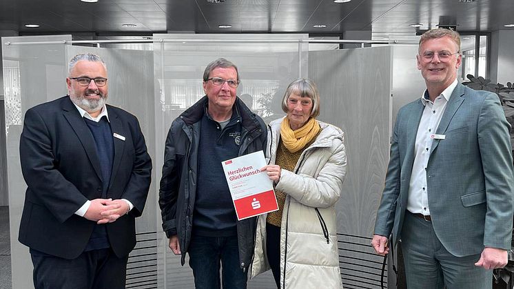 Geteilte Freude: Manfred und Brigitte Schwenzer erhalten ihren 5.000-Euro-Gewinn aus den Händen von Privatkundenberater Oliver Saier (li.) und dem Leiter des BeratungsCenter Emmendingen Helge Siewert