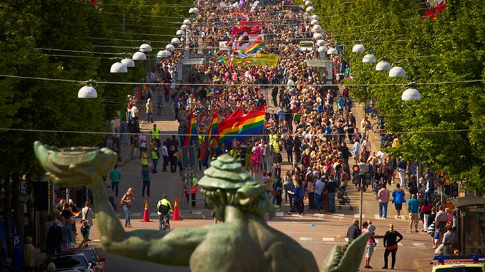 Göteborgs Stad flaggar med regnbågsflaggor under West Pride och deltar också i regnbågsparaden. Bild: Hampus Haara, West Pride.