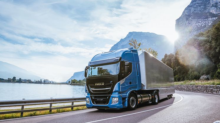 Den tunge transport trykker gaspedalen i bund