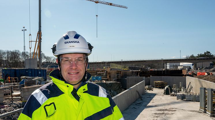 Där vi skulle ansluta mot bergtunnlarna har vi sågat berget för att minimera påverkan på intilliggande byggnader. / Per Eltin, projektchef, Skanska.