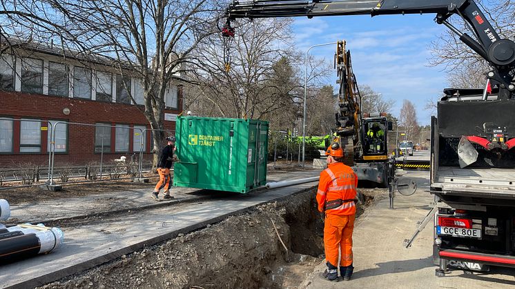 Lars Britsmar på JVAB lastar av en 8-fots container vid arbetsplatsen vid Hästskovägen i Jakobsberg.