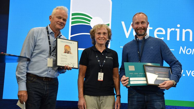 From left: Managing Director of Cermaq Norway, Knut Ellekjær, member of the jury Brit Tørud from the Norwegian Veterinary Institute, and site manager at Holmvåg, Jan Robert Bell. Photo by the Norwegian Veterinary Institute