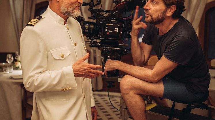 03_Woody_Harrelson_Ruben_Östlund_on_set_Triangle_of_Sadness_Photographer_Tobias_Henriksson.jpg