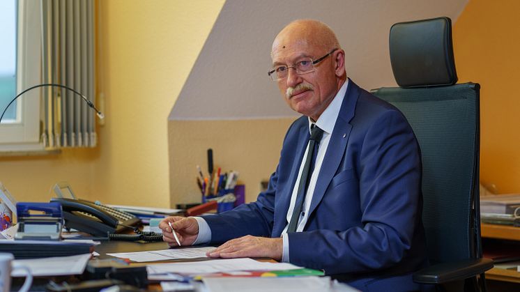 Harald Meiß an seinem Schreibtisch im Verwaltungsgebäude der Hephata-Jugendhilfe im Treysaer Horschmühlenweg.
