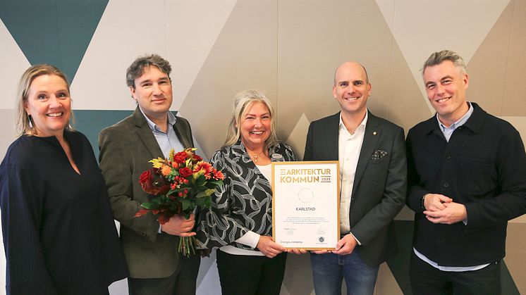 Foto: Sveriges Arkitekter 2023. Bild. Fr. v: Jessika Lundgren (vd, HSB Värmland), Henrik Sjöberg (Stadsarkitekt, Karlstads kommun), Anders Tallgren (Ordf, Stadsbyggnadsnämnden, Karlstads kommun), Tobias Olsson (Förbundsdirektör, Sveriges Arkitekter)