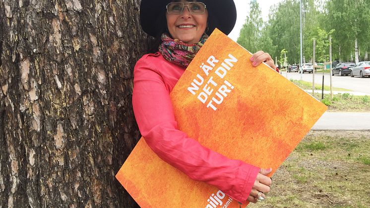Louice Majunge på väg att dela ut sin del av Kundmiljonen till föreningen SMÄKK