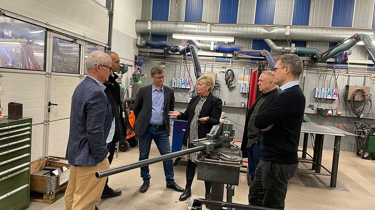 Minister besøger TECs fjernvarmesvejsere: Det er dem, der er den grønne omstilling