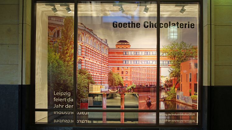 Goethe Chocolaterie - Schaufenster mit Buntgarnwerken aus Schokolade  