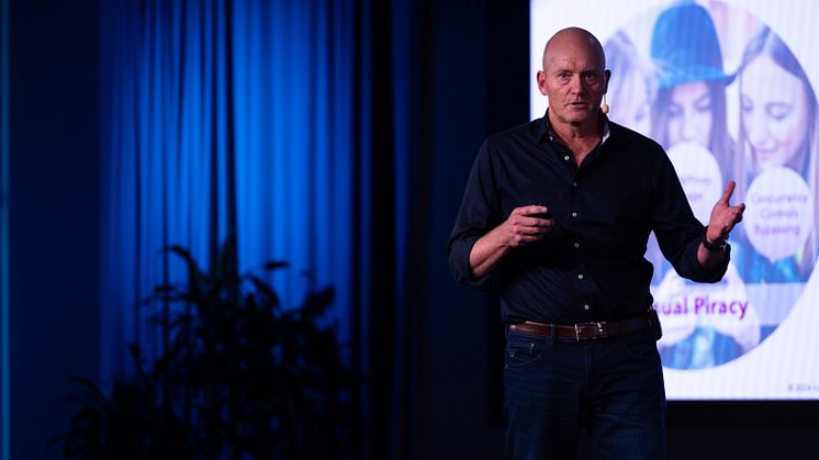 STSWE24-speakers-5