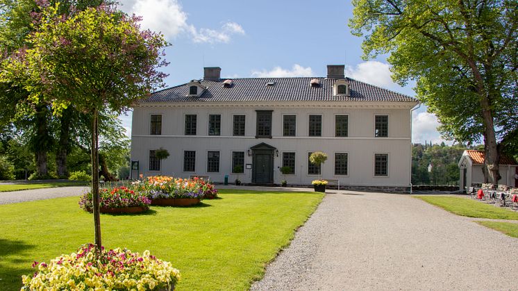 Framsidan av Råda Säteris huvudbyggnad.