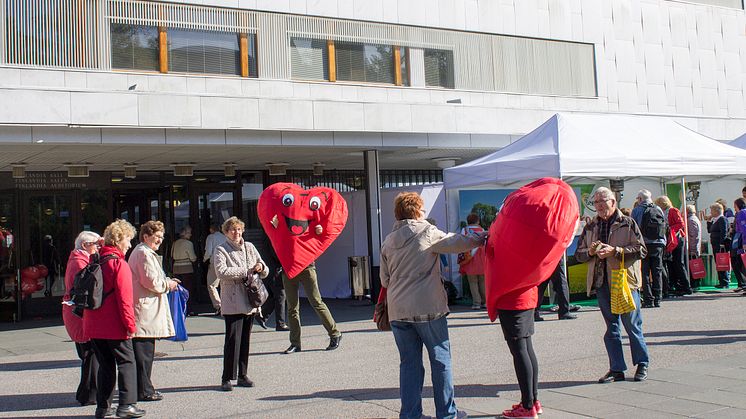 Väkeä saapumassa Finlandia-taloon ensimmäisille Sydän-messuille vuonna 2014.