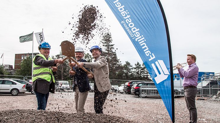 Första Spadtag på Uggleberget i Nya Hovås  av Pekka Merta, Tuve Bygg, Per-Henrik Hartmann, Familjebostäder och Martin Blixt, Framtiden Byggutvecklling 