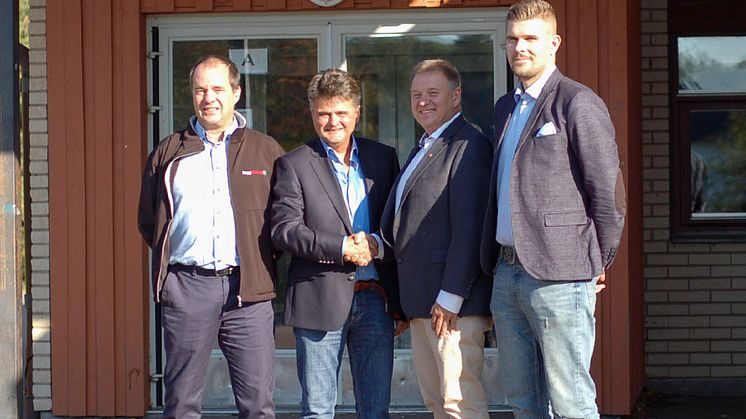 Bo Rohm områdeschef ByggDialog, Jörgen Sundhäll VD ByggDialog, Per Aspengren och Rickard Enér båda från Hammarö kommun utanför Hammarlundens skola efter att avtalet skrivits på. 