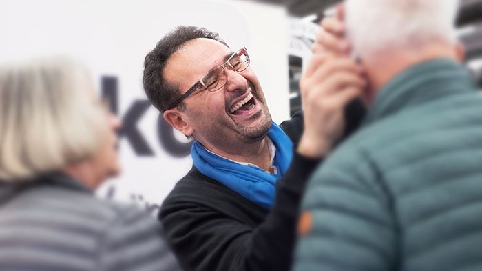 Reza hjälper till med hörapparat