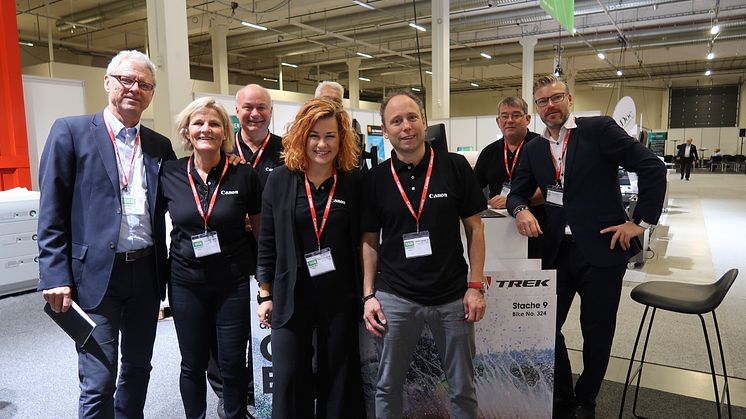 Canon-medarbeidere klare for å ta i mot besøkende på Sign & Print-messen