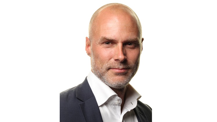 Andreas Claesson, docent vid Karolinska Institutet, leder en av världens första studier där hjärtstartare flygs ut med hjälp av drönare för att rädda liv vid plötsligt hjärtstopp.