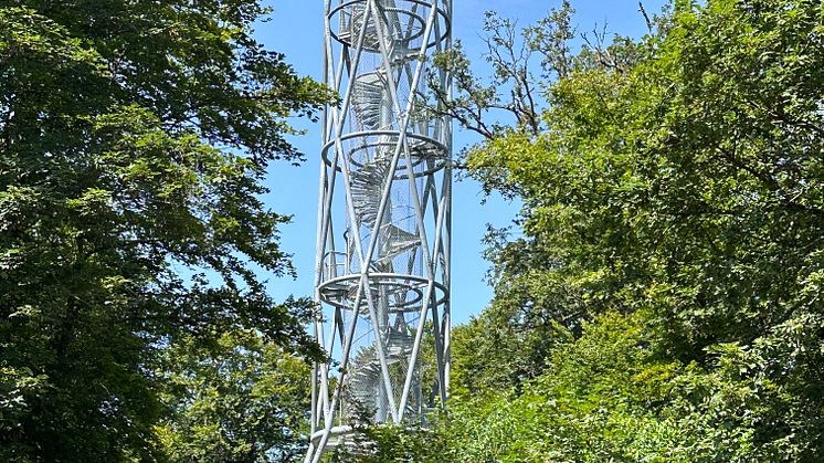 Der neue Atzelbergturm besteht aus 30 Tonnen Stahl, ist 27,5 Meter hoch, und wer die 156 Stufen erklommen hat, betritt die oberste Plattform mit ihren knapp fünf Metern Durchmesser.