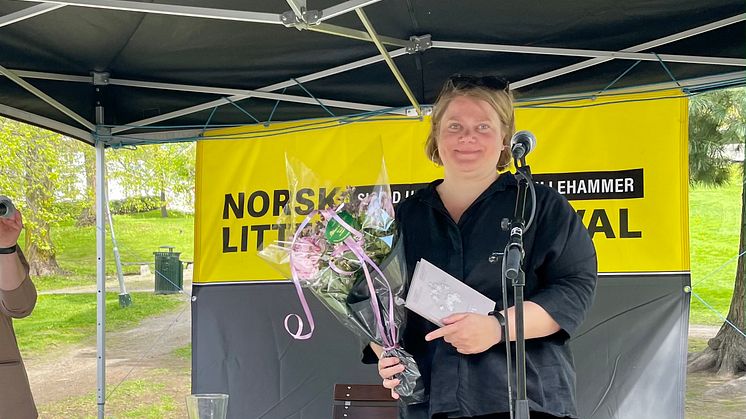 Debutant Ida Fjeldbraaten mottok prisen under Norsk litteraturfestival på Lillehammer i dag (Foto: Cappelen Damm)