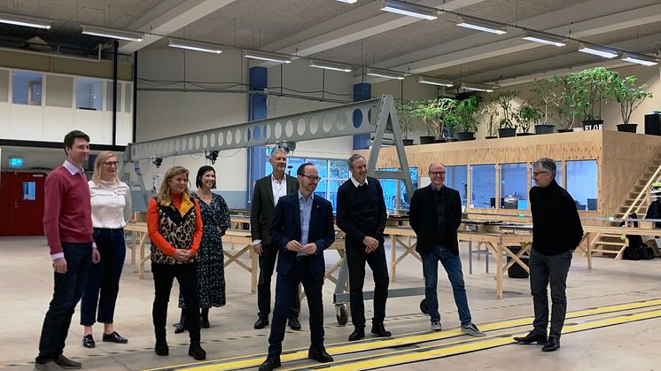 Under besöket i Lund fick infrastrukturminister Tomas Eneroth inblick i elvägsprojektet Evolution Road med besök både vid demonstrationsanläggningen på Getingevägen och Elonroads fabrik.