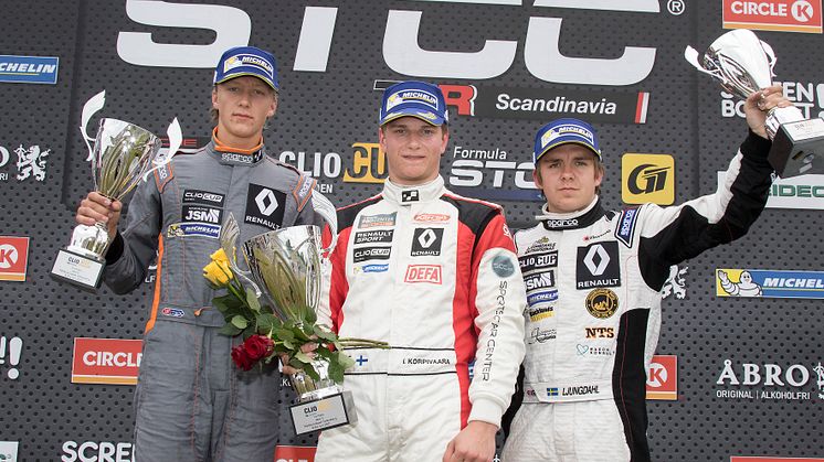 Prispallen i Clio Cup efter söndagens race i Falkenberg. Fr.v: Joel Jern (tvåa), Ilmari Korpivaara (etta), Julius Ljungdahl (trea). Foto: Micke Fransson/STCC