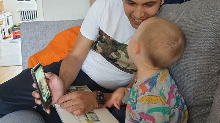 Reza med sin "lillebror" som han vyssade som nyfödd.