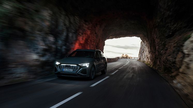 Audi Q8 e-tron (Chronosgrå)