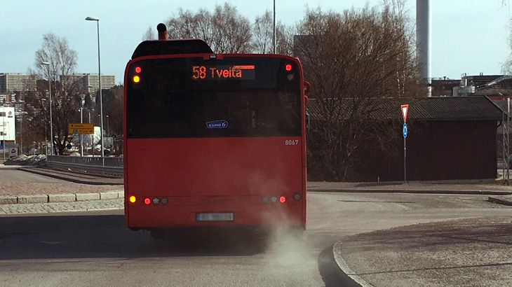 Det er vår, og når snø og is smelter ligger det mye veistøv langs veiene. Når bilene kjører forbi, virvles dette støvet opp og registreres av målestasjonene for luftkvalitet.