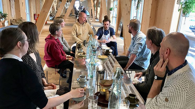 I Response - cirkulär transformation genom design, digitalisering, material och produktutveckling kommer små och medelstora företag i Region Jämtland Härjedalen att få kunskap om hållbara metoder och affärsmodeller.