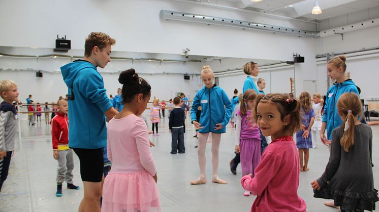 På måndag den 8 december släpps biljetterna till vårens FIKA TITTA DANSA på Skånes Dansteater