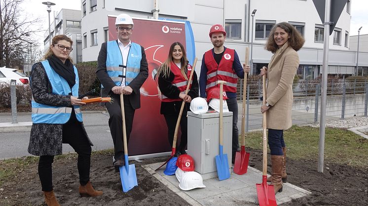 Erfolgreicher Projektabschluss. Von links nach rechts:  Birgit Ungar, Stefan Klieser (beide Deutsche Glasfaser), Sema Koc, Moritz Spangenberg (beide Vodafone), Uta Wüst (1. Bürgermeisterin Gemeinde Gräfelfing).