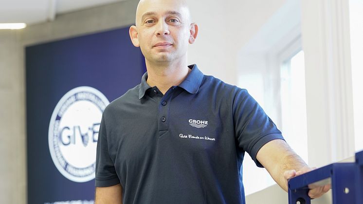 Product Trainer Ivan Pujic i GROHEs træningscenter, hvor elever og lærere fra erhvervsskolerne får adgang til avancerede træningsfaciliteter og uddannelsesmaterialer som et vigtigt supplement til skolernes uddannelse.