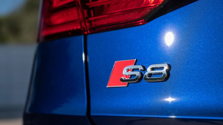 Audi S8 (Navarreblå metallak)
