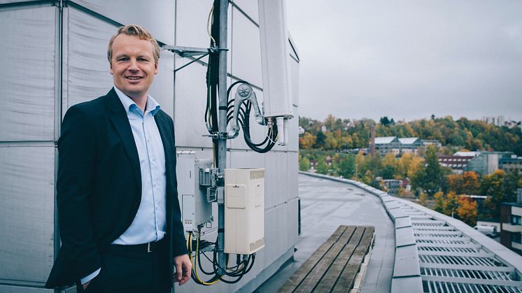 – Forsvaret skal holde Norge trygt, og vi er utrolig stolte over å kunne fortsette å bistå dem i deres samfunnskritiske oppdrag med 5G og andre viktige tjenester, sier Jon Christian Hillestad, direktør for bedriftsmarkedet i Telia