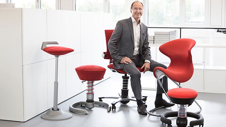 aeris-Gründer Josef Glöckl mit den Aktiv-Sitzen muvman, swopper, 3Dee, oyo und swoppster (v.l.n.r.).