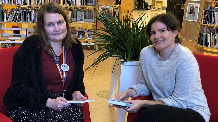 Bibliotekarierna Kajsa Bergh och Maria Lorentzon vinner MTM:s pris Årets läsombud 2021. Foto: Hedvig Rudling