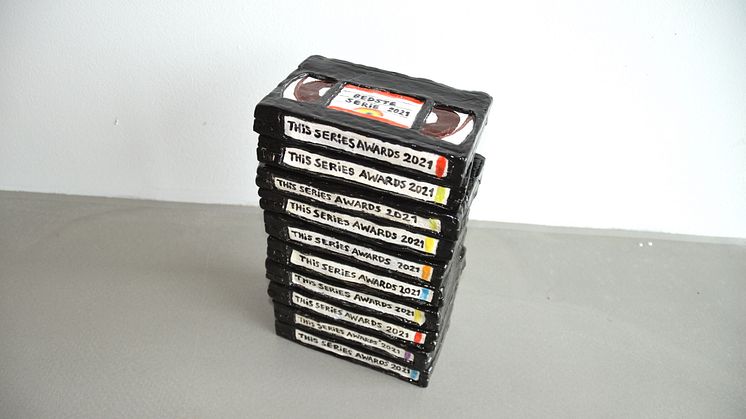 Samtidskunstneren Rose Eken har lavet årets statuetter som retro VHS-bånd i keramik