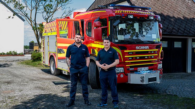 Brandbil och två brandmän i Kronetorp-2353 MND.jpg