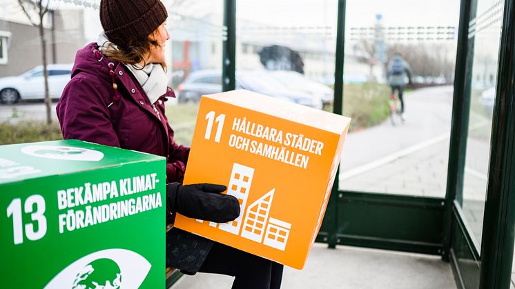 Globalt möter lokalt i en busskur i Lund