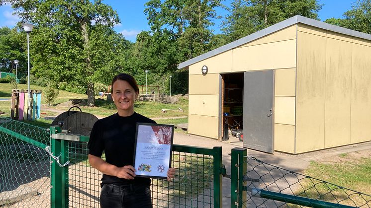 Sara Borggren tar emot diplom för Röinge förskolas arbete i projektet Resurssmart förskola.