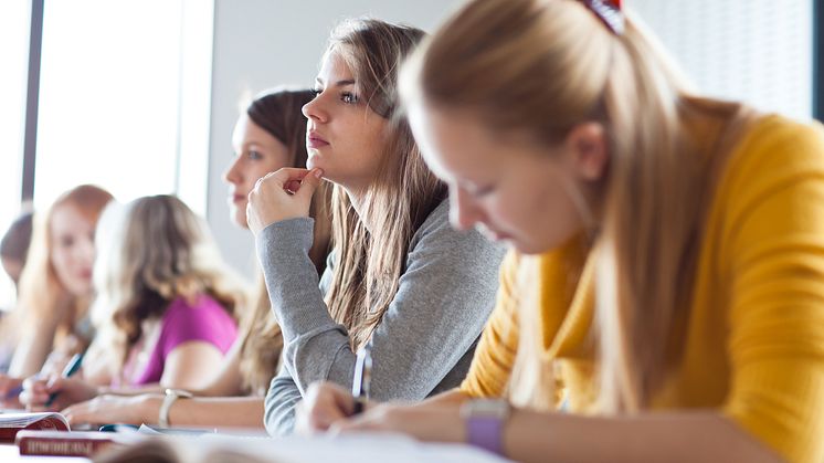 ​Skolor lockar elever med resor och pengar