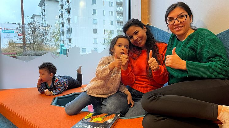 Naima Ben Solah, Masome Rezvani och Naimas barn trivs på kulturhuset och ger byggnaden tummen upp.