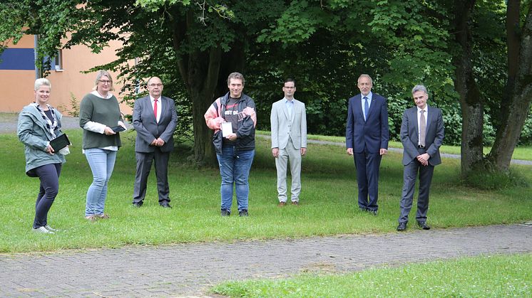 Bei der symbolischen Spendenübergabe freuen sich (von links): Ute Sieber, Kirsten Happel (Hephata Diakonie), Andreas Matz (Stadtsparkasse), Klaus Astheimer, Michael Tietze (Hephata Diakonie), Wilhelm Bechtel und Stephan Krummeich (Stadtsparkasse).