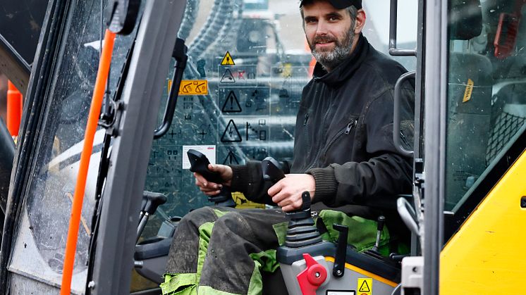 Tommy "Tybble" Karlsson i hytten på sin Volvo ECR145ELM